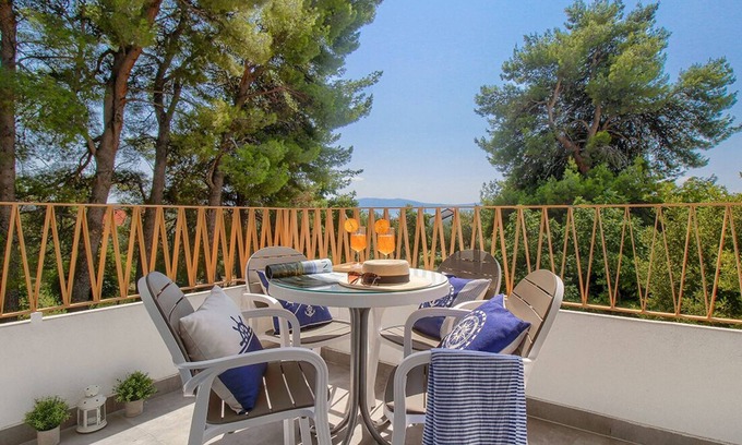 Gradac Apartamento | Modernos apartamentos vacacionales con balcón, plaza de aparcamiento y bicicletas, cerca de la playa.