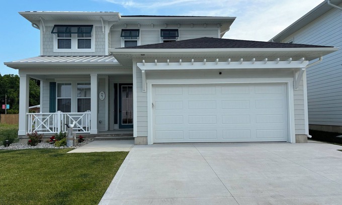 Port Stanley Casa | NEW! Sunnyside Beach Cottage in Kokomo! Kayaks, SUP Boards, Bikes and wagons.