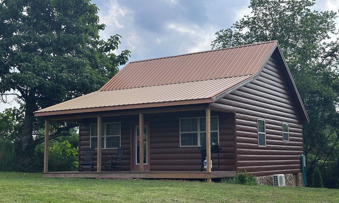 Jonesborough Cabina | NEW- Sunset Bliss, cozy 1 bedroom, 1 loft cabin in the heart of Jonesborough