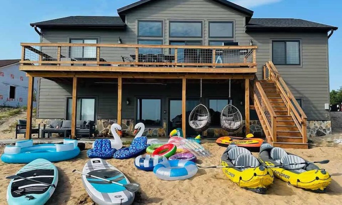 New Lisbon Casa | New! Sunset Lake Escape/Beach/Fire Pit/ Deck/Toys