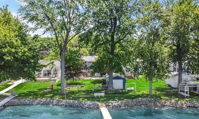 Bass Lake Casa | New! Sunset Shores: Lakefront home with private pier/huge fenced yard!