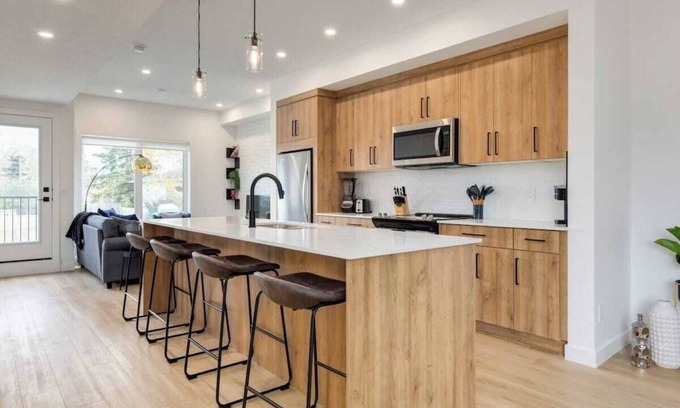 Shaganappi Casa | New SW 3BDR Pet friendly 17 Ave | DT | Groceries