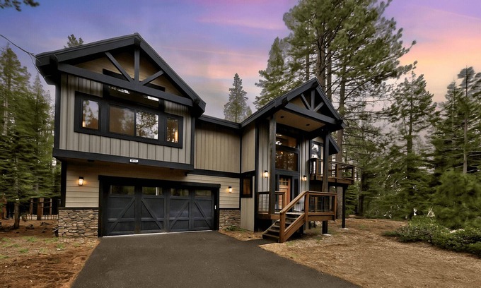 North Upper Truckee Cabina | New Tahoe Mountain Retreat, Pool Table, Near Lake and Trails, Weber BBQ, Pets Welcome