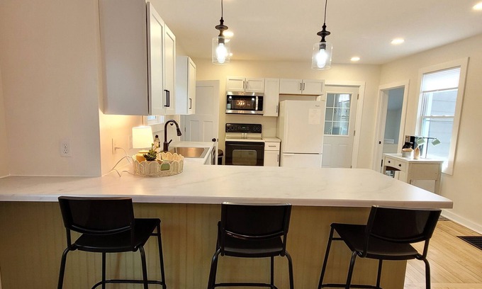 Calumet Casa | New! Tasteful, fresh 3BR on quiet street in Calumet