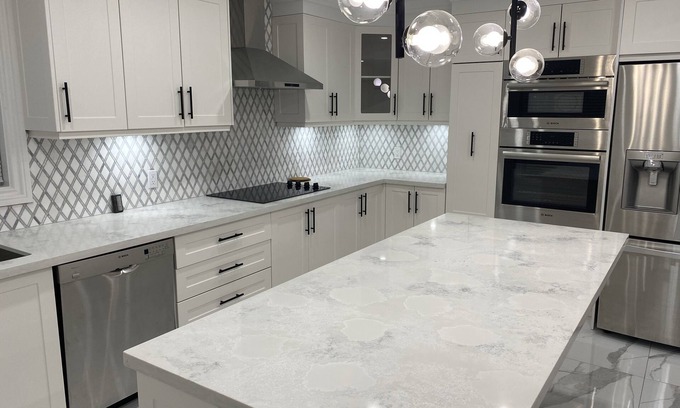Whitby Casa | New tastefully renovated home-Modern kitchen-Large Ensuites-Central location