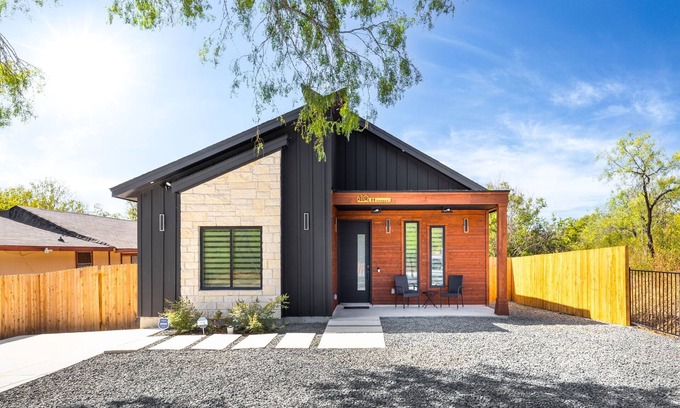 San Antonio Casa | New Texas Home close to downtown San Antonio, TX & minutes to Frost Bank Center
