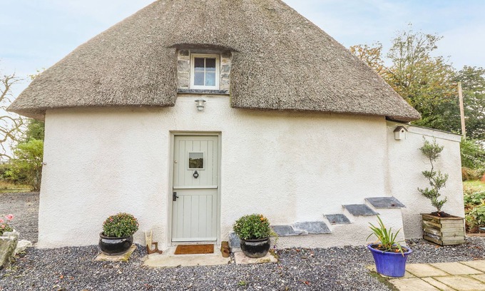Knocklong Cabaña | NEW THATCH FARM, pet friendly in Knocklong, County Limerick