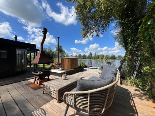 Baambrugse Zuwe Apartamento | New- The Cabana- With Sauna and Hot Tub, on a lake near Amsterdam