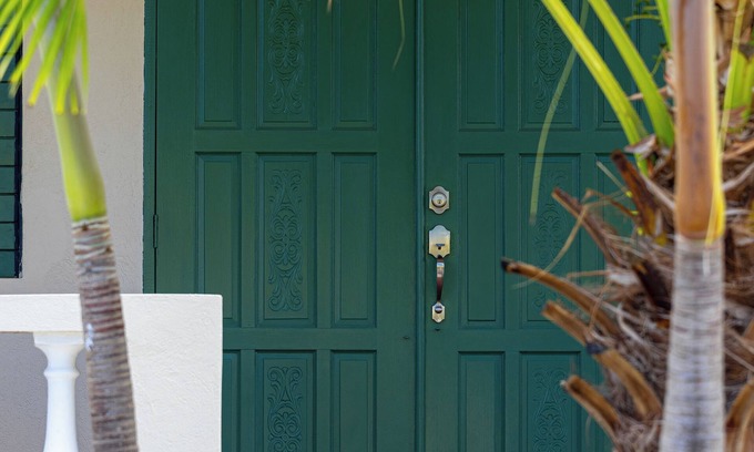 Fitts Village Apartamento | *NEW* The Green Door, Apartment on Barbados' West Coast