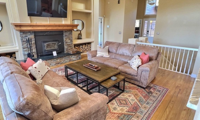 Evergreen Meadows Casa | NEW! The Grove: Near Wedding Barns/Hot Tub/ Views