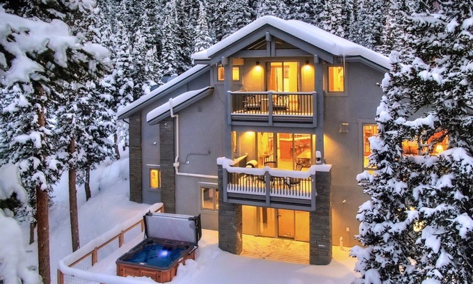 Quandary Village Casa | NEW The Hamilton Chalet: Seclusion and Luxury, Private Hot Tub, Incredible Mtn Views