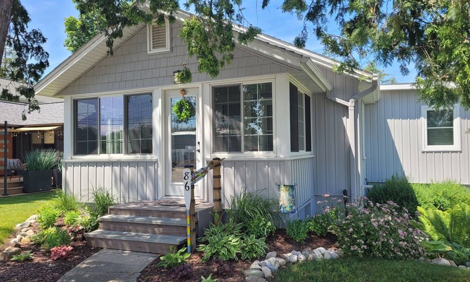 Beulah Cabaña | NEW! The Lily Pad on Benzie Blvd. - Super Cute and Great Location! Central Air Conditioning!