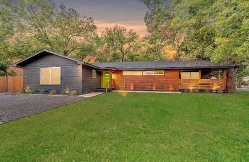 East Riverside Casa | New-The Mod Poppy Large home 10 minutes from it all