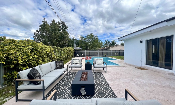 Horse Country Casa | New! The Moon House with Pool, Arcade & Basketball