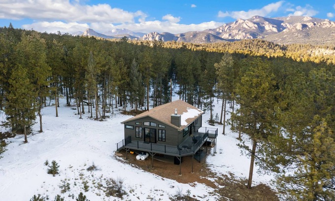 Pine Casa | New The Pine Getaway Lots of Room Hot Tub Views