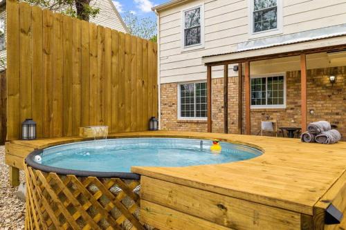 South Arlington Casa | New! The Prairie House with Cowboy Pool & Fire Pit