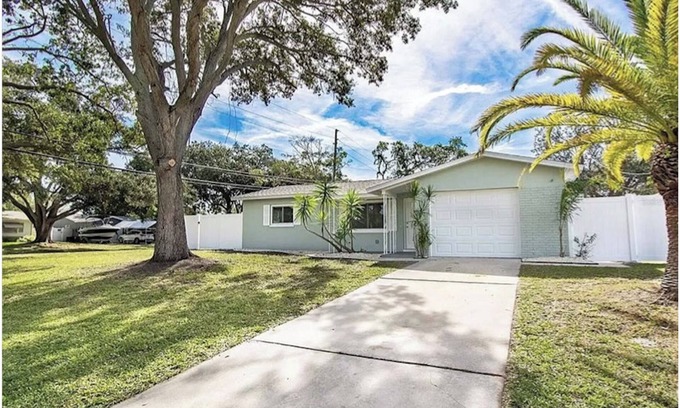 Anona Casa | NEW! The Seafoam Bungalow - close to beaches!