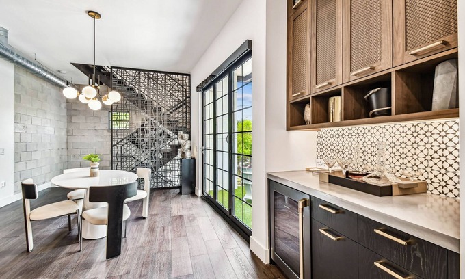 Hyde Park Apartamento | NEW The Strata Barn - Luxury Hyde Park Townhome