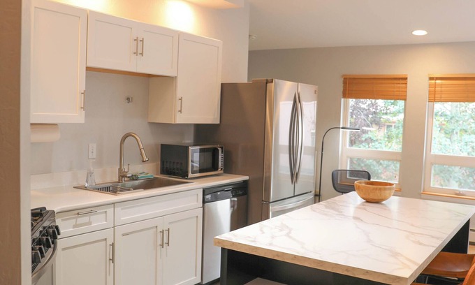 Gunnison Apartamento | NEW! The Treetop - Peaceful, Parks, Modern, near Bus