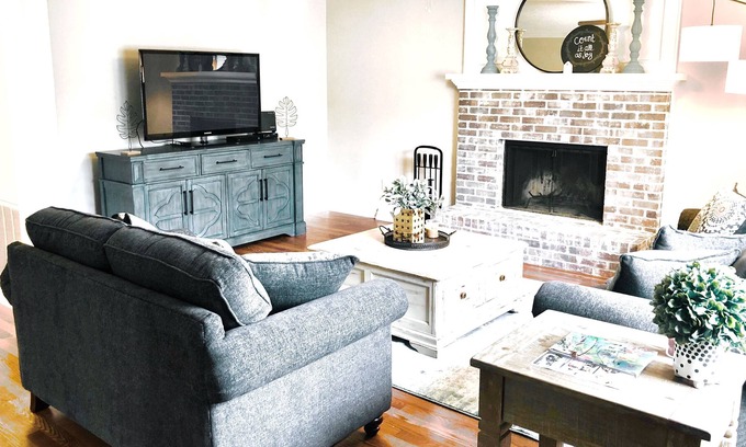 Conestee Casa | NEW!! The Yellow Cottage, FREE WIFI, parking and coffee!