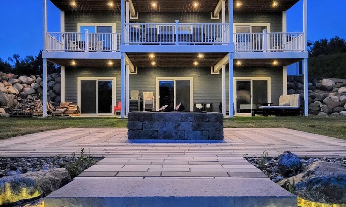 Crandon Casa | New Three Story Beach House on Beautiful Clear Lake!