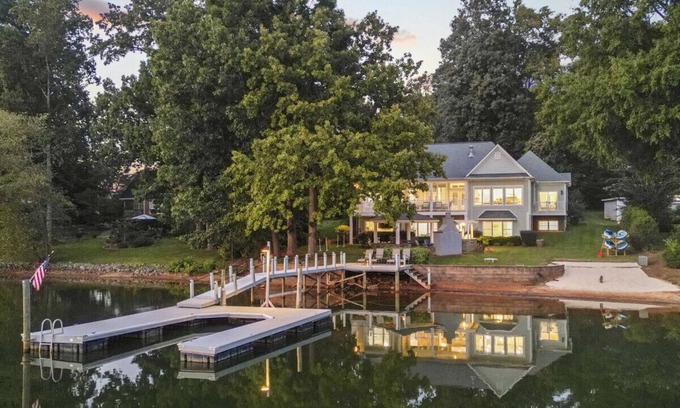 Mount Mourne Casa | New to Lake Norman! Private Beach and Sunset Views
