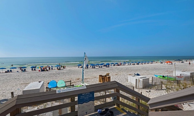 Four Mile Village Condominio | New to Rental Program ~ Great pool, hot tub, close to beach, private resort!
