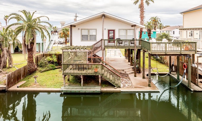 Jamaica Beach Casa | NEW TO THE MARKET - CANAL VISTA WATERFRONT CANAL LOCATION - SLEEPS 7