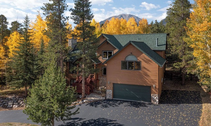 Three Peaks Casa | New to the rental market! Private hot tub!