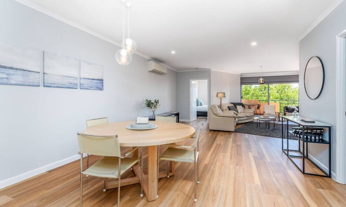 Griffith Apartamento | New to VRBO: Modern & Homely 2BR Burke Crescent Apartment
