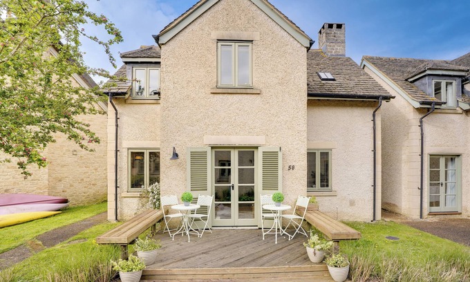 Cirencester Cabaña | *New* Toad Hall: Lake Access & Family Friendly