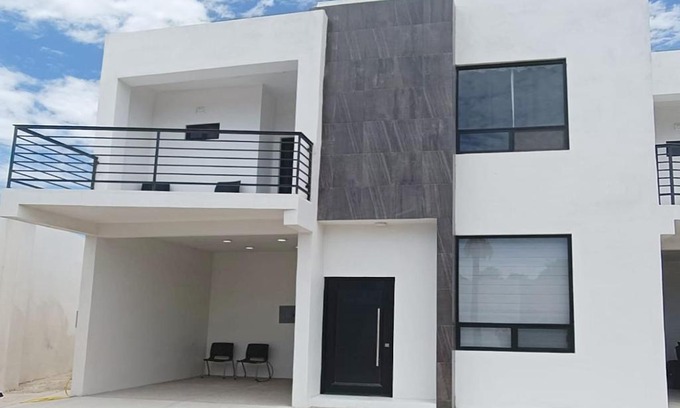 Ferrocarrilera Apartamento | New Town Condo Casamar 1 near the beach.