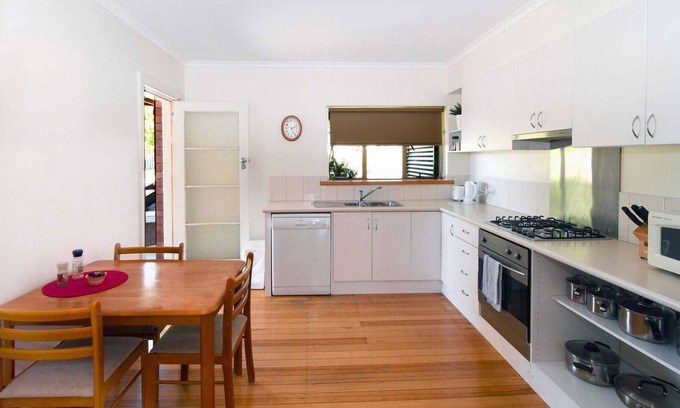 New Town Apartamento | New Town Gem - Entire Apartment - Quiet and Convenient