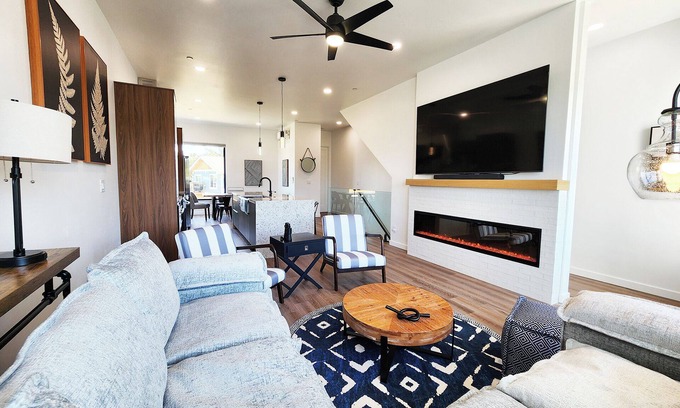 Waldport Casa | New Townhome! Hot Tub! Dog Friendly! Short Walk to Beach ~ Salty Knot