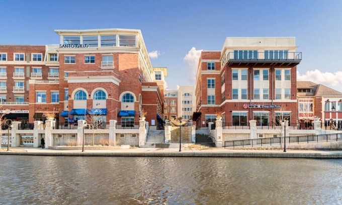 Naperville Casa | New Townhome Near Downtown-King Bed-Metra