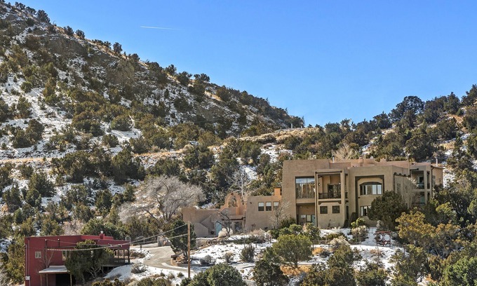 Canoncito Casa | NEW! Tranquil Home |15 min to Santa Fe Plaza | Perfect for Groups | Dogs ok