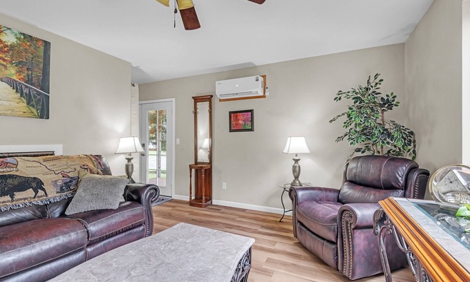 Enumclaw Casa | NEW! Treehaven Barn 3-Bedroom Farmhouse - Pets Allowed