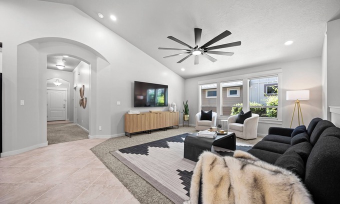 Meridian Casa | New - Tuscany Retreat- single level and clean!