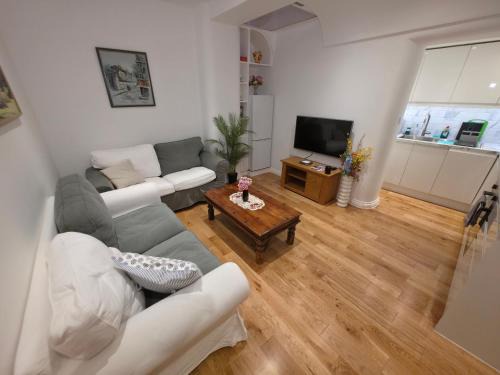 West Kensington Apartamento | New Two Bedroom Basement Flat - With Terrace