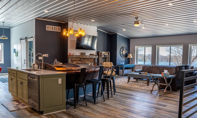Leesburg Condominio | NEW! UNIQUE! BE AMONG THE FIRST on LAKE TIPPECANOE.