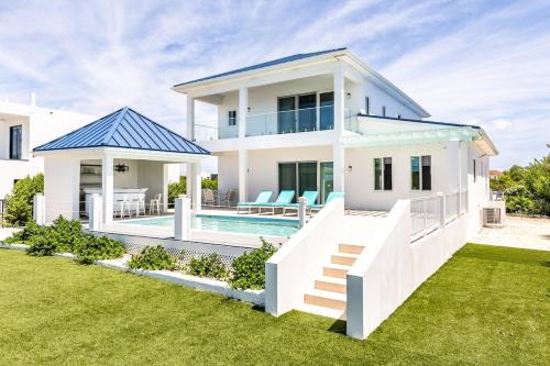 Discovery Bay Villa | New Unique Villa Blue Top! 4 Bedroom Waterfront