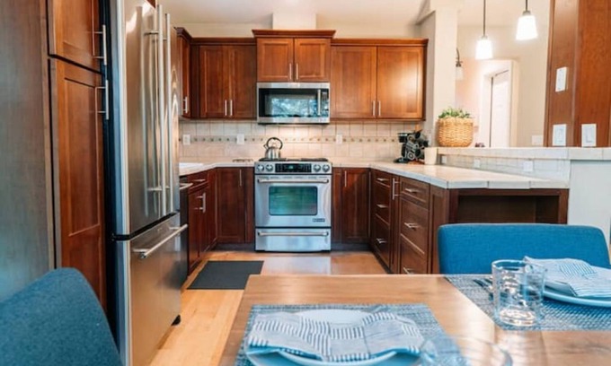 Boyd Acres Casa | NEW Upscale home with hot tub & backyard oasis!