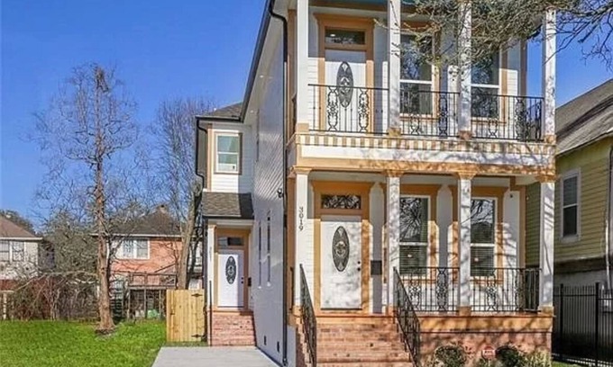 Broadmoor Casa | New Uptown Broadmoor Home