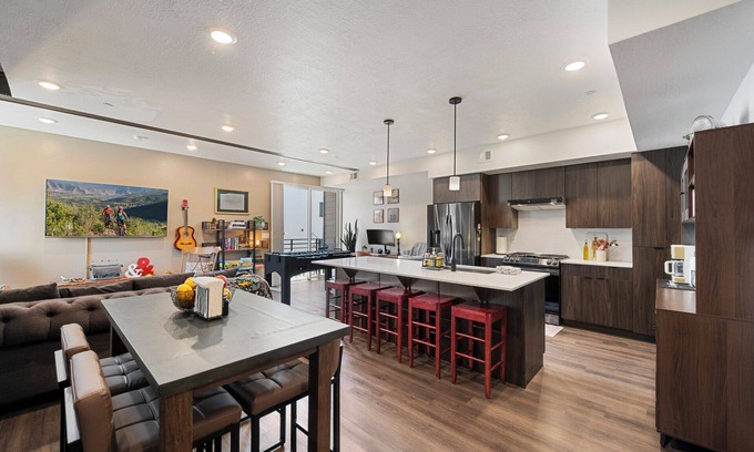 People's Freeway Condominio | NEW! Urban, Downtown Condo, Incredible Mtn/City views, Stylish, TRX/Walkable!