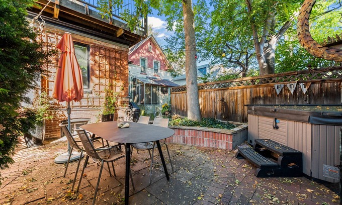 City Park West Apartamento | New! Urban Nest in the Heart of Uptown Denver - Hot Tub/ Desk/ Outdoor Oasis