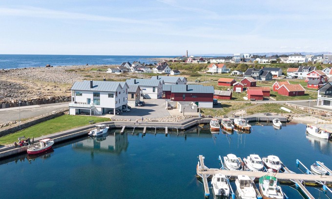 Vestbygd Casa | New vacation home by the sea with glass front, fireplace & boat. Pet friendly