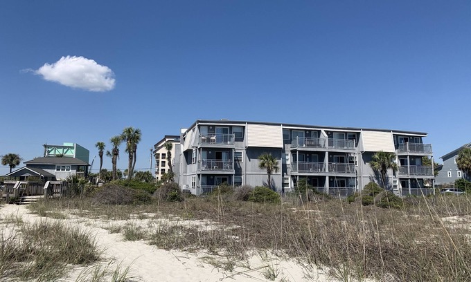Murrells Inlet Condominio | NEW! Vacation Rental Beachfront Condo Fully Renovated 2BR 2BA - Pool Access