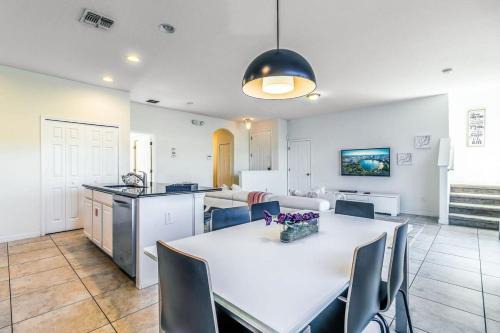 Bellavida Casa | NEW Vacation Townhome Private Pool Near Disney!