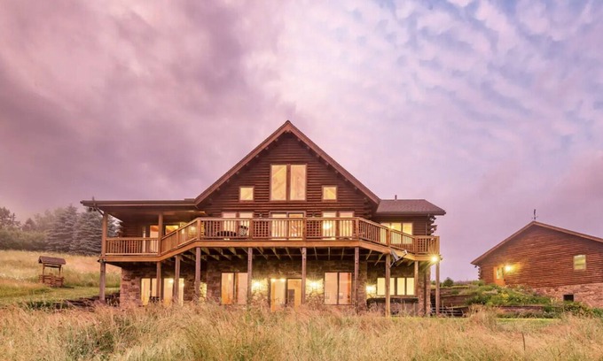 Julian Cabina | NEW! Views, Near PSU, Hot Tub, Private, Sleeps 16