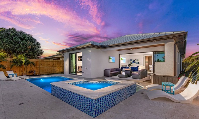 Naples Park Casa | New Villa! Close to the 🏖️! Heated Pool/Spa, Lanai, Grill, EV🔌! Two King beds!